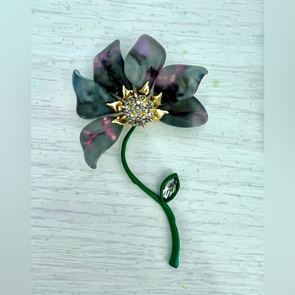NEW! Alexis Bittar
Solanales Crystal, 14K Gold-Plated & Lucite Flower Pin